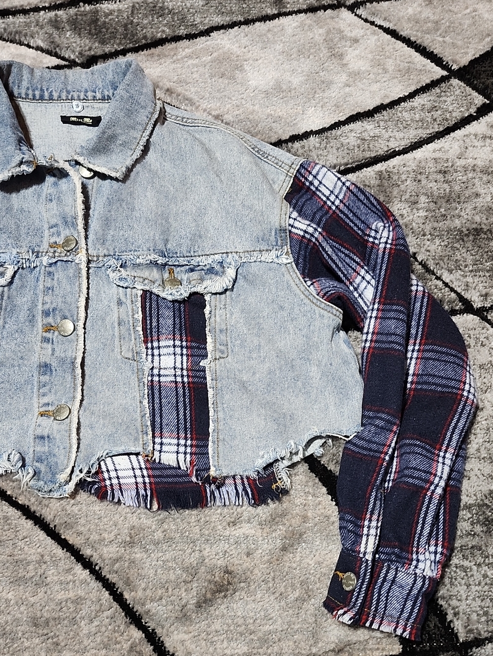 MISS ME DESTUCTED PLAID RAW-EDGE FRAYED CROPPED BUTTON-DOWN DENIM JACKET - Picture 3 of 15